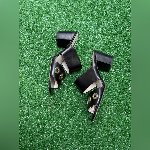 Louise et Cie Women's Kamea Grommet Embellished Black Sandals Size 8.5 - Picture 12 of 13